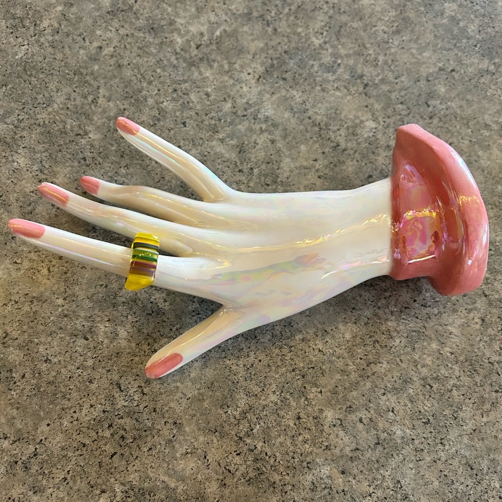 💍 Gorgeous Acrylic Statement Ring, Size 7 or 6 3/4, EUC - Picture 2 of 8